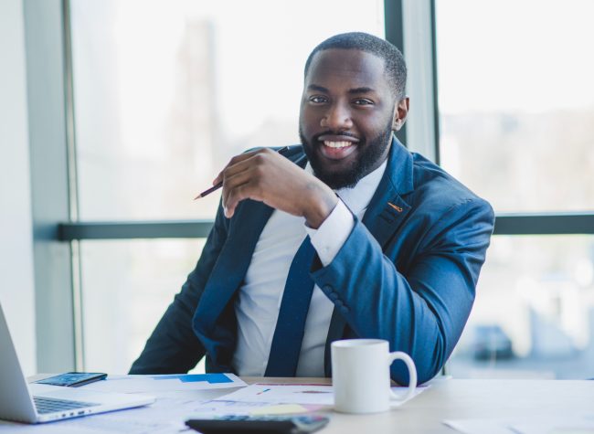 sourire-elegant-homme-affaires
