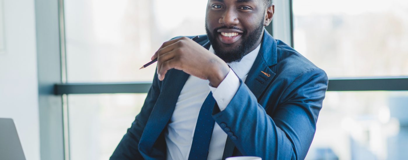 sourire-elegant-homme-affaires